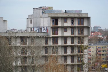 Varşova, Polonya, 10 Mart 2023 - Tamamlanmamış konut binası grafiti ile kaplı - terk edilmiş gayrimenkul projesi, iflas konsepti