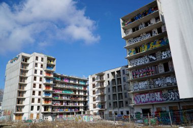 Varşova, Polonya, 16 Mart 2023 - Tamamlanmamış konut binası grafiti ile kaplı - terk edilmiş gayrimenkul projesi, iflas konsepti