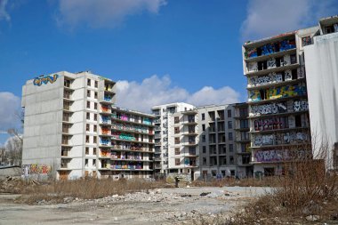 Varşova, Polonya, 16 Mart 2023 - Tamamlanmamış konut binası grafiti ile kaplı - terk edilmiş gayrimenkul projesi, iflas konsepti