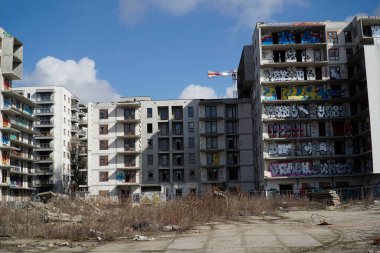 Varşova, Polonya, 16 Mart 2023 - Tamamlanmamış konut binası grafiti ile kaplı - terk edilmiş gayrimenkul projesi, iflas konsepti