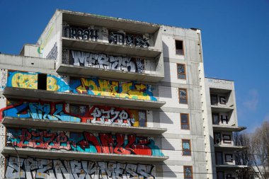 Varşova, Polonya, 16 Mart 2023 - Tamamlanmamış konut binası grafiti ile kaplı - terk edilmiş gayrimenkul projesi, iflas konsepti