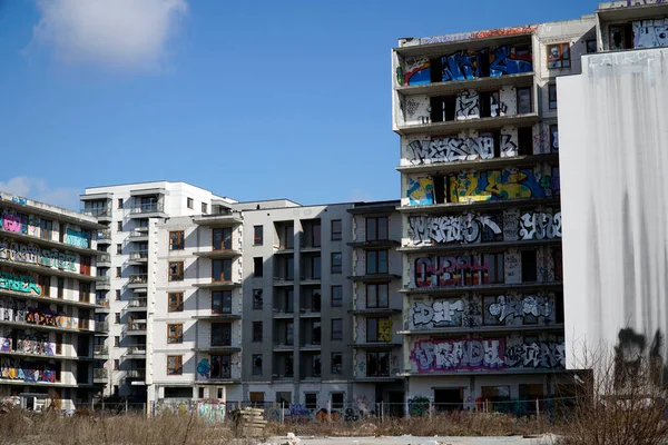 波兰华沙 2023年3月16日 覆盖涂鸦的未完工住宅建筑 废弃的房地产项目 破产概念 — 图库照片