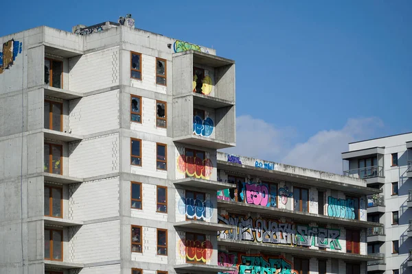 波兰华沙 2023年3月16日 覆盖涂鸦的未完工住宅建筑 废弃的房地产项目 破产概念 — 图库照片