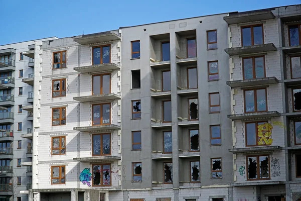 Varsovia Polonia Marzo 2023 Edificio Residencial Inacabado Con Ventanas Rotas — Foto de Stock