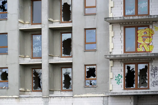 Varsovia Polonia Marzo 2023 Edificio Residencial Inacabado Con Ventanas Rotas — Foto de Stock
