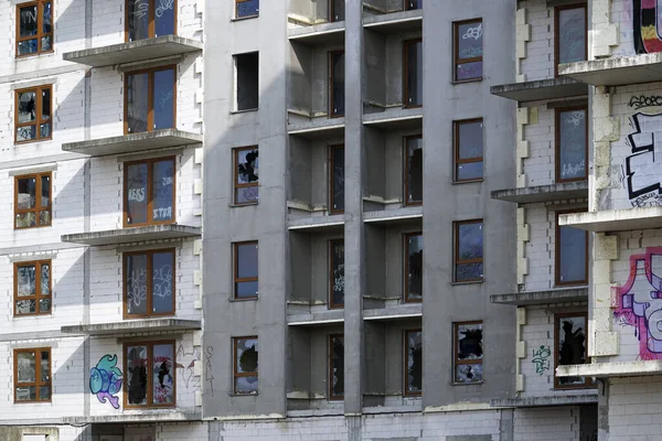 Варшава Польша Марта 2023 Года Незаконченное Жилое Здание Покрытое Граффити — стоковое фото