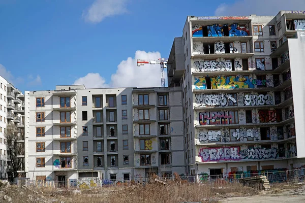 ワルシャワ ポーランド 2023年3月16日 落書きで覆われた未完成の住宅ビル 放棄された不動産プロジェクト 破産コンセプト — ストック写真