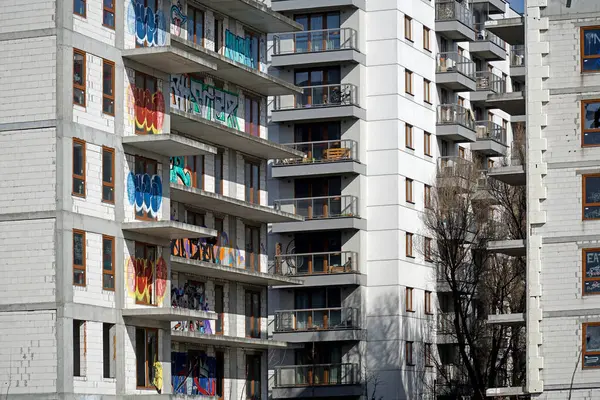 Varsavia Polonia Marzo 2023 Edificio Residenziale Moderno Abbandonato Coperto Graffiti — Foto Stock