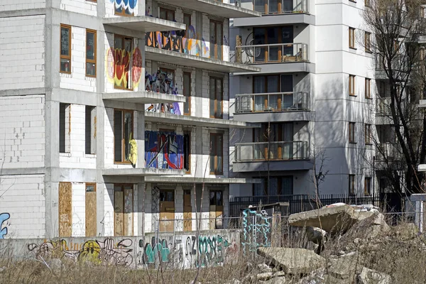 Varsovia Polonia Marzo 2023 Moderno Abandonado Edificio Residencial Cubierto Grafitis — Foto de Stock
