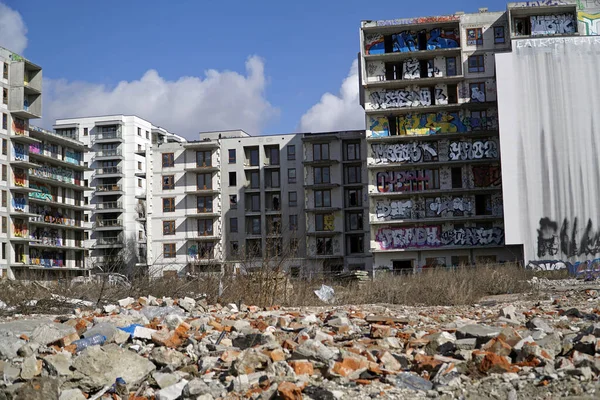 Varsó Lengyelország 2023 Március Graffitivel Borított Elhagyott Lakóépület Bontás Után — Stock Fotó