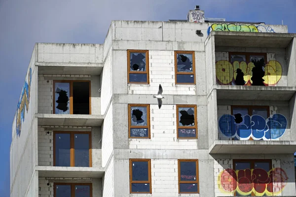 Varsovia Polonia Marzo 2023 Edificio Residencial Inacabado Cubierto Graffiti Aves — Foto de Stock