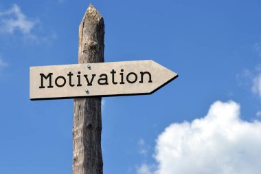Motivasyon - tek oklu ahşap tabela, bulutlu gökyüzü