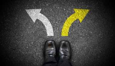 Siyah iş ayakkabıları ve asfalt üzerinde iki tebeşir okları - seçim kavramı