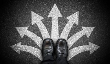 Siyah iş ayakkabıları ve asfaltta bir sürü tebeşir okları - karar kavramı