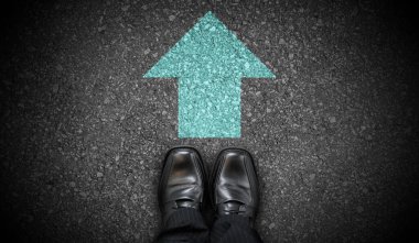 Siyah iş ayakkabıları ve asfaltta yeşil tebeşir okları - ileri konsept