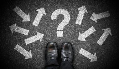 Siyah iş ayakkabıları, soru işareti ve bir sürü ok - kaos kavramı