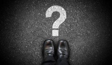 Siyah iş ayakkabıları ve beyaz soru işareti - sorun kavramı