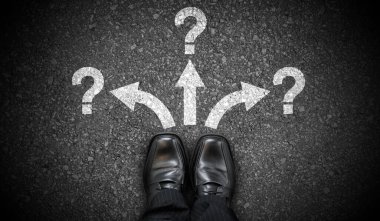 Siyah iş ayakkabıları, üç ok ve soru işaretleri - sorun kavramı