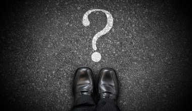 Siyah iş ayakkabıları ve beyaz soru işareti - sorun kavramı