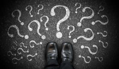 Siyah iş ayakkabıları ve birçok soru işareti - kavramı kayboldu