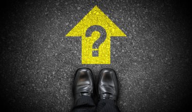 Siyah iş ayakkabıları, sarı ileri ok ve soru işareti - sorun kavramı