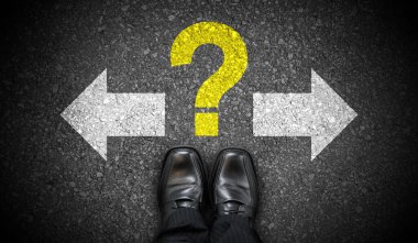 Siyah iş ayakkabıları, iki ok ve soru işareti - sorun kavramı