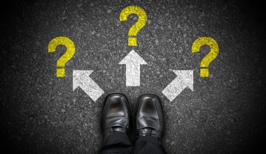 Siyah iş ayakkabıları, üç ok ve soru işaretleri - sorun kavramı