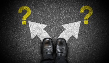 Siyah iş ayakkabıları, iki ok ve soru işaretleri - sorun kavramı