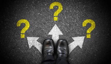 Siyah iş ayakkabıları, üç ok ve soru işaretleri - sorun kavramı