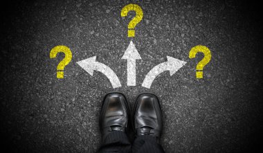 Siyah iş ayakkabıları, üç ok ve soru işaretleri - sorun kavramı