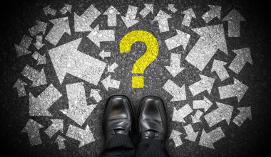 Siyah iş ayakkabıları, soru işareti ve bir sürü ok - kaos kavramı