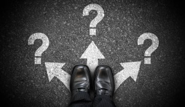 Siyah iş ayakkabıları, üç ok ve soru işaretleri - sorun kavramı