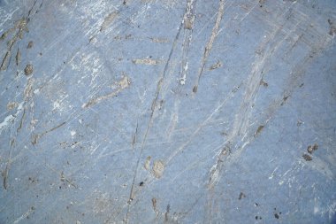 Bir sürü çiziği olan gri beton yüzey.