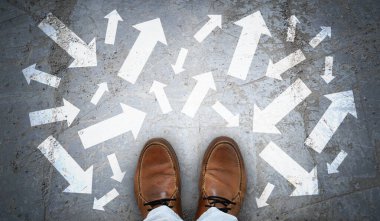 Kahverengi deri ayakkabılar ve çeşitli yönlerde tebeşir gibi oklar - kaos konsepti