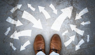 Kahverengi deri ayakkabılar ve çeşitli yönlerde tebeşir gibi oklar - kaos konsepti