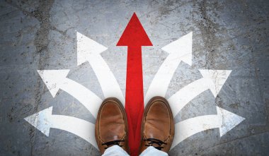 Kahverengi deri ayakkabılar ve asfalt üzerinde tebeşir gibi oklar - karar verme konsepti