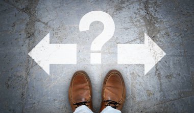 Kahverengi deri ayakkabılar, iki ok ve soru işareti - problem kavramı