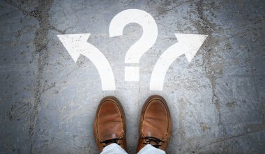 Kahverengi deri ayakkabılar, iki ok ve soru işareti - problem kavramı