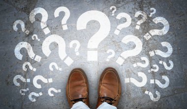 Kahverengi deri ayakkabılar ve bir sürü soru işareti - problem kavramı