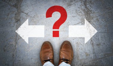 Kahverengi deri ayakkabılar, iki ok ve soru işareti - problem kavramı