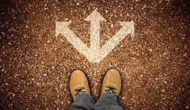 Sarı deri ayakkabılar ve yerdeki tebeşir okları - seçmeli kavram