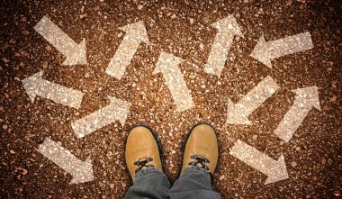 Sarı deri ayakkabılar ve çeşitli yönlerde tebeşir gibi oklar - kaos konsepti