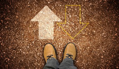 Sarı deri ayakkabılar ve tebeşir gibi öndeki ve arkadaki oklar