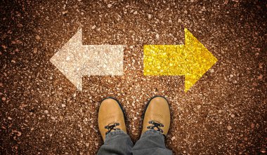 Sarı deri ayakkabılar ve yerde iki tebeşir okları - seçim konsepti