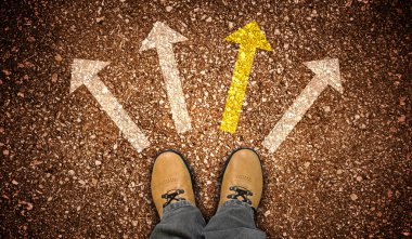 Sarı deri ayakkabılar ve yerde dört tebeşir okları - seçim konsepti