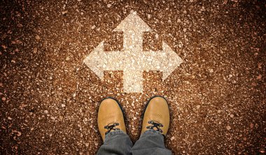 Sarı deri ayakkabılar ve tebeşirli oklar üç yönlü yerde - seçim konsepti