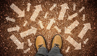 Sarı deri ayakkabılar ve çeşitli yönlerde tebeşir gibi oklar - kaos konsepti