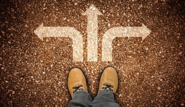 Sarı deri ayakkabılar ve yerde üç tebeşirli ok - karar konsepti