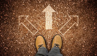 Sarı deri ayakkabılar ve yerde üç tebeşirli ok - karar konsepti