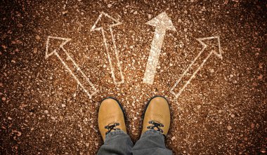 Sarı deri ayakkabılar ve yerde dört tebeşir okları - seçim konsepti